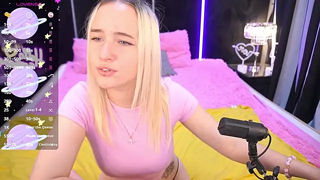 LilElfie online show from September 2025 01:12:01 PM