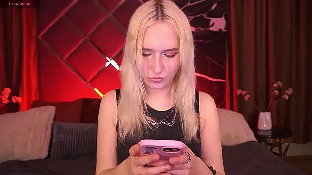 LilElfie online show from February 2026 02:16:02 PM