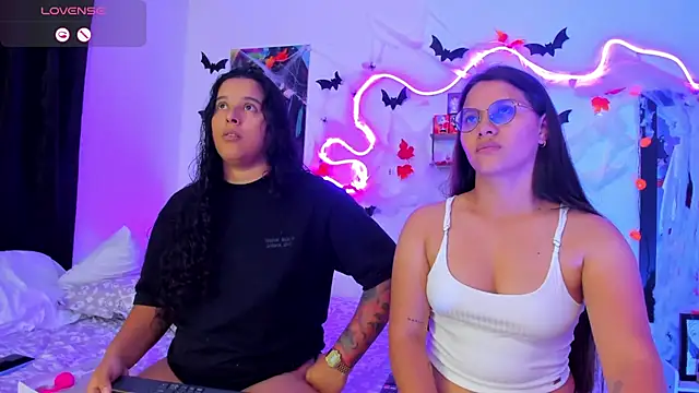 Dilan and Mia online show from October 2025 09:59:01 PM