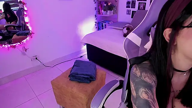 Snapshot of Liz_rogers_x chatting on November 2025 01:48:02 AM Liz rogers x online show from November 2025 01:48:02 AM