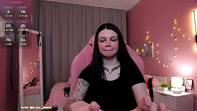 Snapshot of Michela_Fruet chatting on November 2025 01:09:02 AM Michela Fruet online show from November 2025 01:09:02 AM