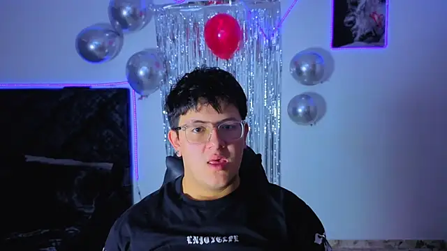 Snapshot of Ryan_Doretti chatting on November 2025 12:00:02 PM Ryan Doretti online show from November 2025 12:00:02 PM