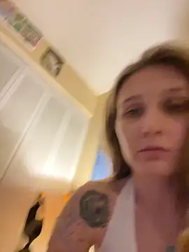 Snapshot of AutumnTides chatting on October 2025 04:08:02 AM AutumnTides online show from October 2025 04:08:02 AM