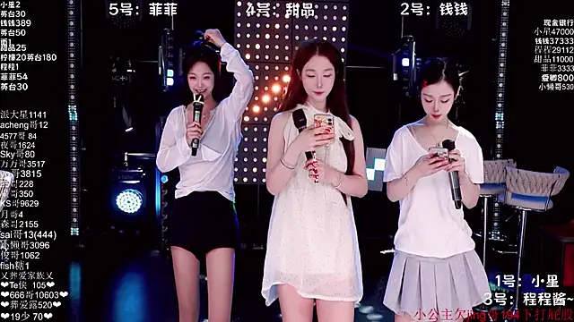 Snapshot of ZZ00033S chatting on November 2025 08:25:02 AM ZZ00033S online show from November 2025 08:25:02 AM