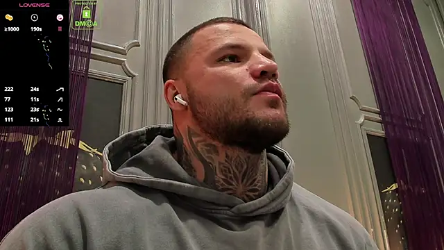 Snapshot of OliverSport chatting on November 2025 03:52:02 PM OliverSport online show from November 2025 03:52:02 PM