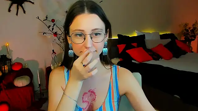 YourLovellyStory online show from October 2025 09:22:02 AM