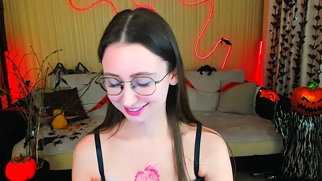 YourLovellyStory online show from October 2025 04:30:02 PM