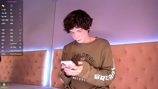 Snapshot of ColeStorm chatting on October 2025 08:47:01 PM ColeStorm online show from October 2025 08:47:01 PM