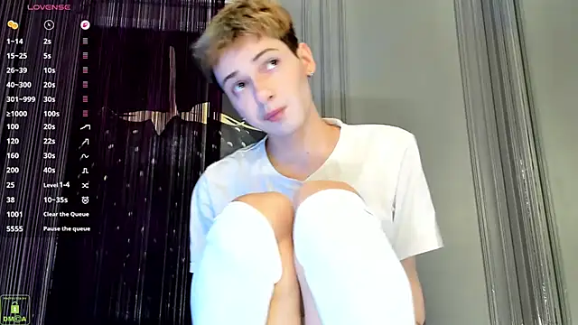 Snapshot of ColeStorm chatting on December 2025 04:40:02 AM ColeStorm online show from December 2025 04:40:02 AM