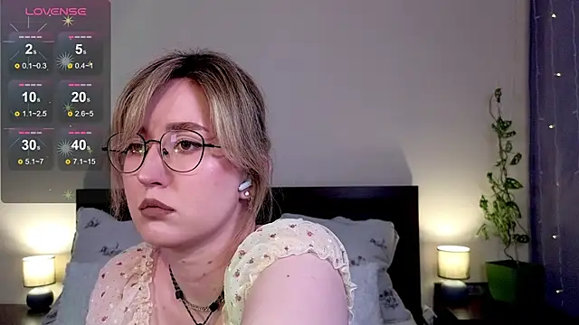 Snapshot of _AlexaFlowers_ chatting on May 2026 08:34:01 AM AlexaFlowers online show from May 2026 08:34:01 AM