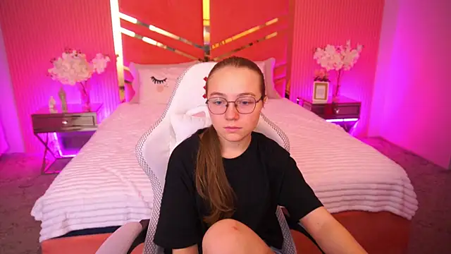 ArrinaWairr online show from October 2025 07:39:02 AM