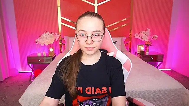 ArrinaWairr online show from December 2025 09:14:02 AM