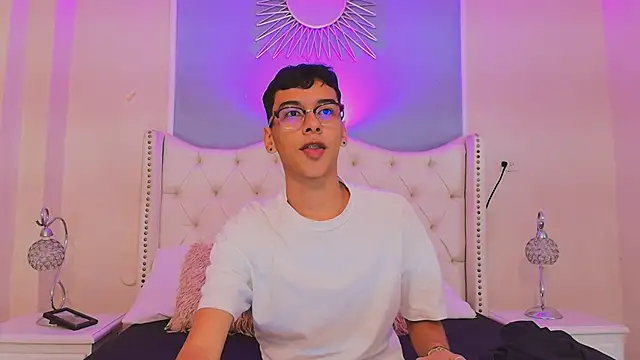 Snapshot of Aiden_Royce chatting on September 2025 08:19:01 PM Aiden Royce online show from September 2025 08:19:01 PM