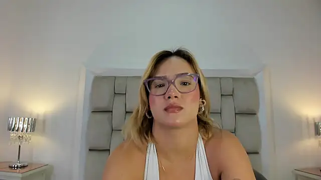 Snapshot of frehia_dimou chatting on April 2026 11:23:02 AM frehia dimou online show from April 2026 11:23:02 AM