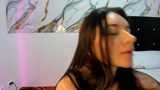 Snapshot of RoxanaBorns_ chatting on May 2026 08:42:02 AM RoxanaBorns online show from May 2026 08:42:02 AM