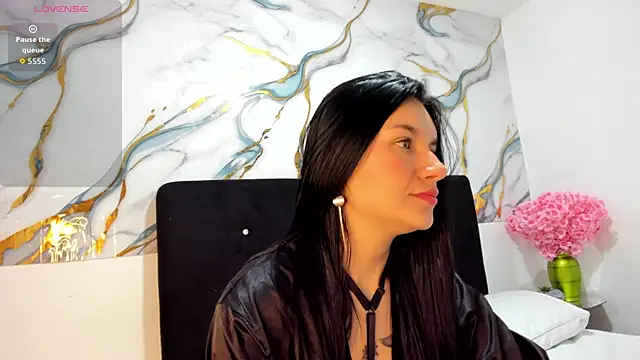 Snapshot of RoxanaBorns_ chatting on June 2026 02:08:01 PM RoxanaBorns online show from June 2026 02:08:01 PM