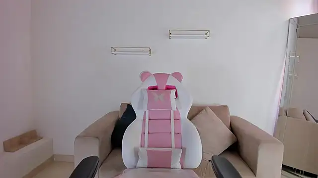 april smiith online show from October 2025 12:28:01 PM