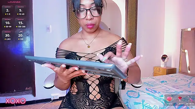 Elowen Clark online show from December 2025 07:52:01 PM