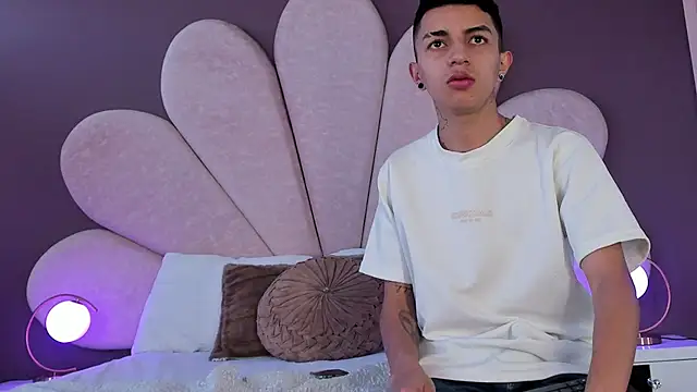 Snapshot of NickandAbby_ chatting on December 2025 11:59:01 AM NickandAbby online show from December 2025 11:59:01 AM