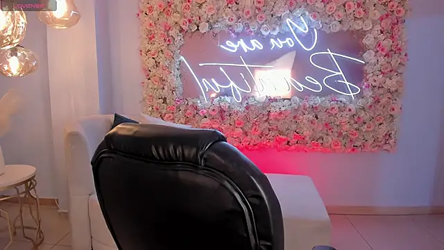 MiaLaurence online show from October 2025 05:00:01 PM