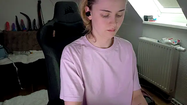 Snapshot of Melly4You chatting on May 2026 03:19:02 PM Melly4You online show from May 2026 03:19:02 PM