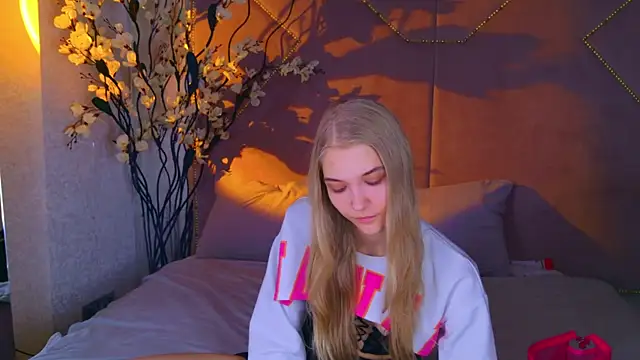 4example Chloe online show from November 2025 10:48:01 AM