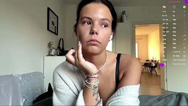 Snapshot of MaydaCornwall chatting on November 2025 08:02:02 AM MaydaCornwall online show from November 2025 08:02:02 AM