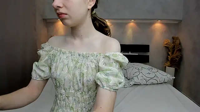 Camilla Kelly online show from November 2025 01:00:01 AM