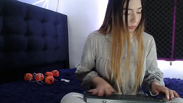 karlamoon23 online show from October 2025 09:26:02 PM