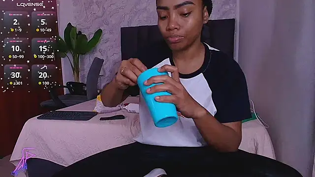 Snapshot of mishell- chatting on October 2025 07:04:02 PM mishell- online show from October 2025 07:04:02 PM