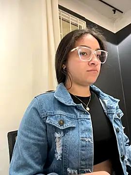 Alyha Cortes online show from November 2025 01:32:02 PM