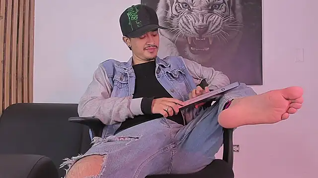 DimitriDeluxe online show from October 2025 07:45:01 PM