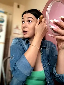 iSelena online show from October 2025 06:13:02 AM