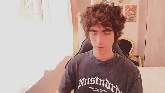 Nude Boy18 online show from October 2025 06:37:01 PM