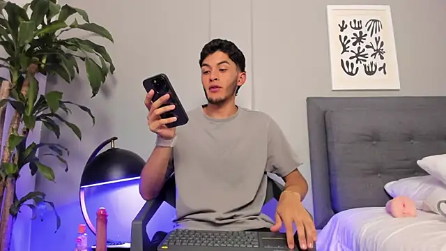 Snapshot of Tylerffoxx chatting on June 2026 08:35:02 PM Tylerffoxx online show from June 2026 08:35:02 PM