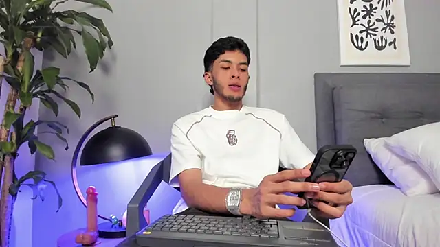 Snapshot of Tylerffoxx chatting on June 2026 11:09:02 PM Tylerffoxx online show from June 2026 11:09:02 PM