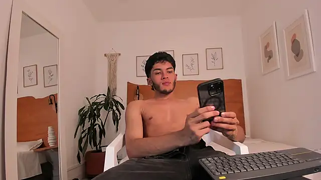 Snapshot of Tylerffoxx chatting on June 2026 01:39:02 PM Tylerffoxx online show from June 2026 01:39:02 PM