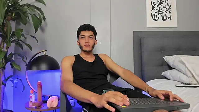 Snapshot of Tylerffoxx chatting on July 2026 08:22:01 PM Tylerffoxx online show from July 2026 08:22:01 PM