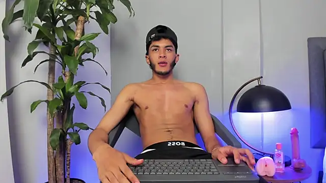 Snapshot of Tylerffoxx chatting on July 2026 11:41:01 PM Tylerffoxx online show from July 2026 11:41:01 PM