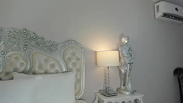 CarolineLee  online show from December 2025 10:37:01 PM