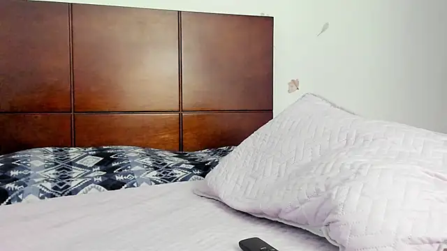 marie pourtoii online show from November 2025 12:52:02 AM