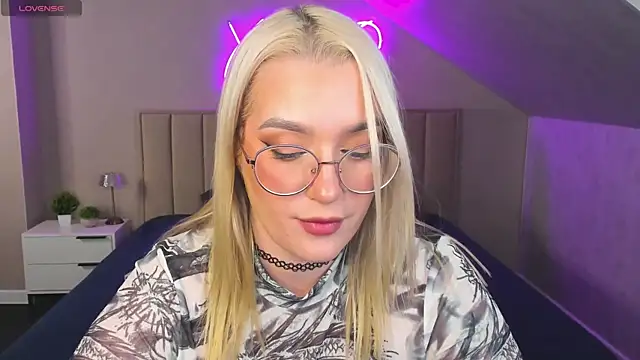 Snapshot of Vickie_Nelsson chatting on October 2025 10:05:01 AM Vickie Nelsson online show from October 2025 10:05:01 AM