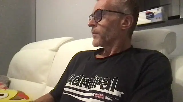 Axl hot online show from September 2025 07:58:01 PM