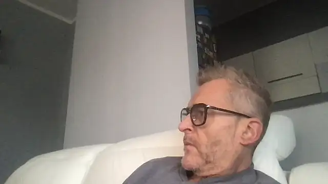 Axl hot online show from November 2025 12:05:02 PM