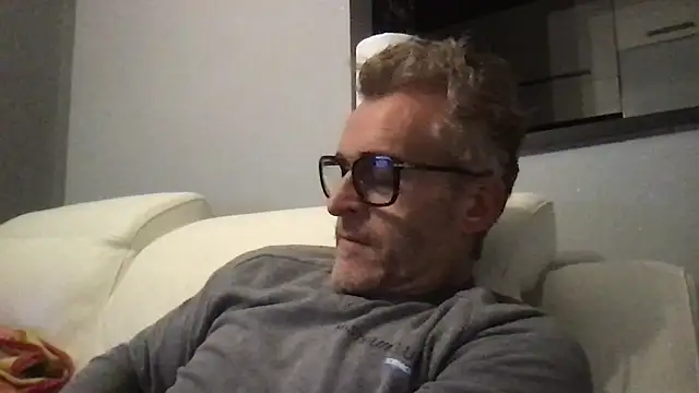 Axl hot online show from February 2026 09:32:02 PM