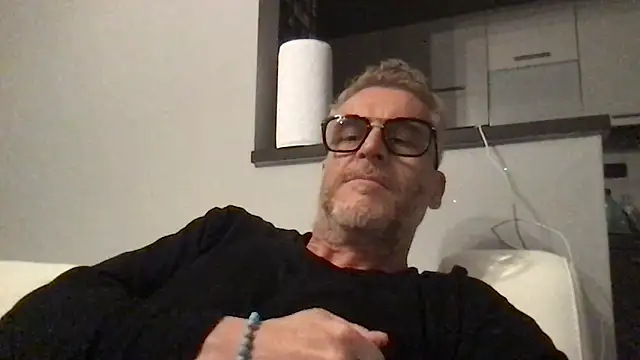 Snapshot of Axl_hot chatting on April 2026 08:57:02 PM Axl hot online show from April 2026 08:57:02 PM