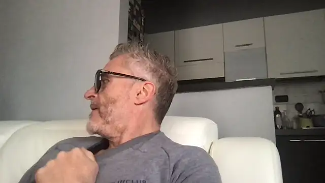 Snapshot of Axl_hot chatting on May 2026 11:42:02 AM Axl hot online show from May 2026 11:42:02 AM