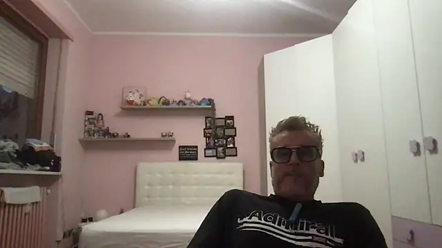 Snapshot of Axl_hot chatting on May 2026 07:19:02 PM Axl hot online show from May 2026 07:19:02 PM