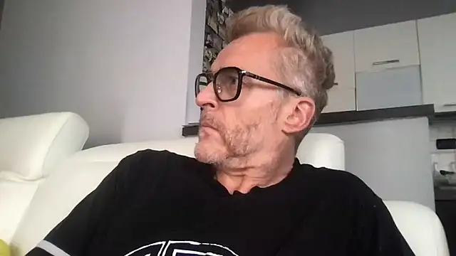Snapshot of Axl_hot chatting on June 2026 10:17:02 AM Axl hot online show from June 2026 10:17:02 AM