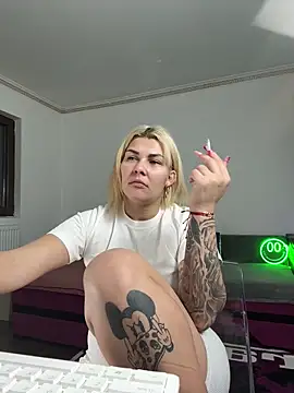 MiaKiittyy online show from December 2025 05:09:01 PM